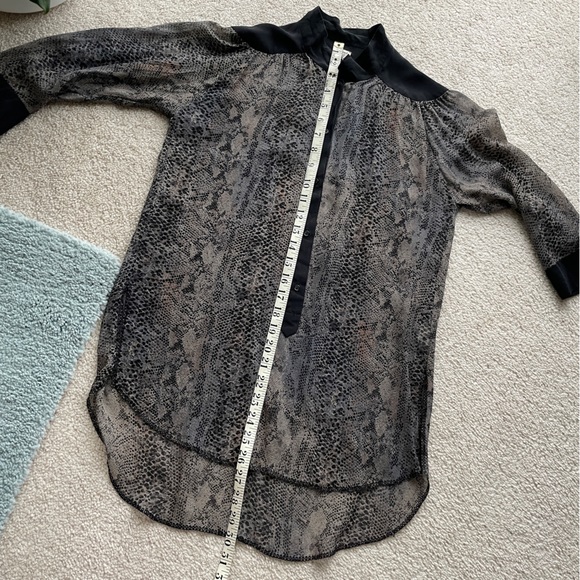 Wilfred Aritzia Snake Skin 100% Silk Blouse size XS - Picture 4 of 8